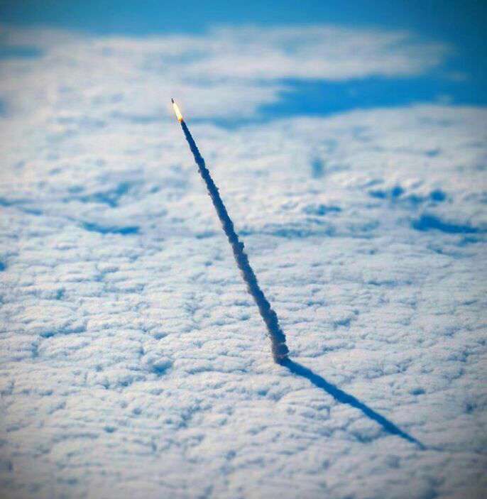 تصویری دیدنی خروج موشک از میان ابرها
